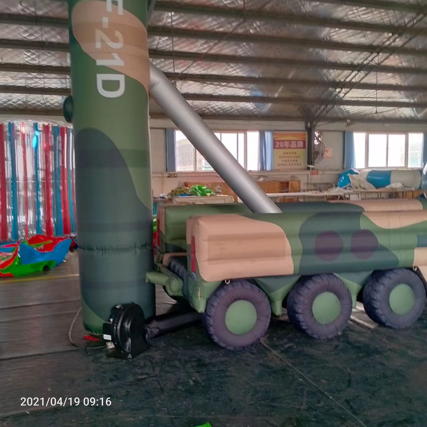 峨眉山军事演习中的充气目标车辆：模拟发射车雷达车坦克飞机